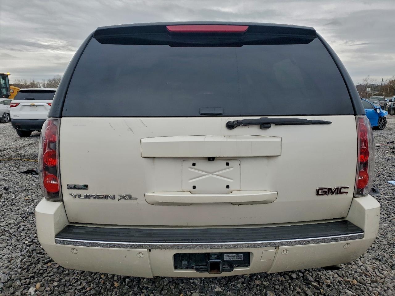 2011 GMC YUKON XL DENALI photo 6