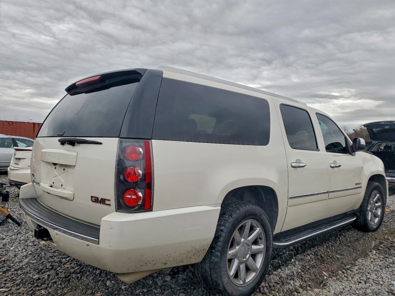 2011 GMC YUKON XL DENALI photo 3