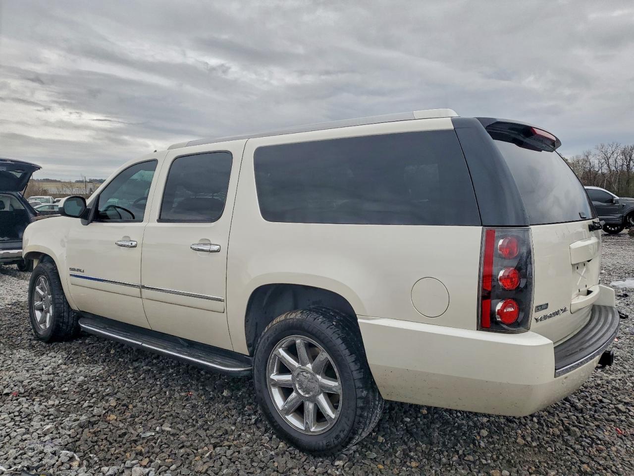 2011 GMC YUKON XL DENALI photo 2
