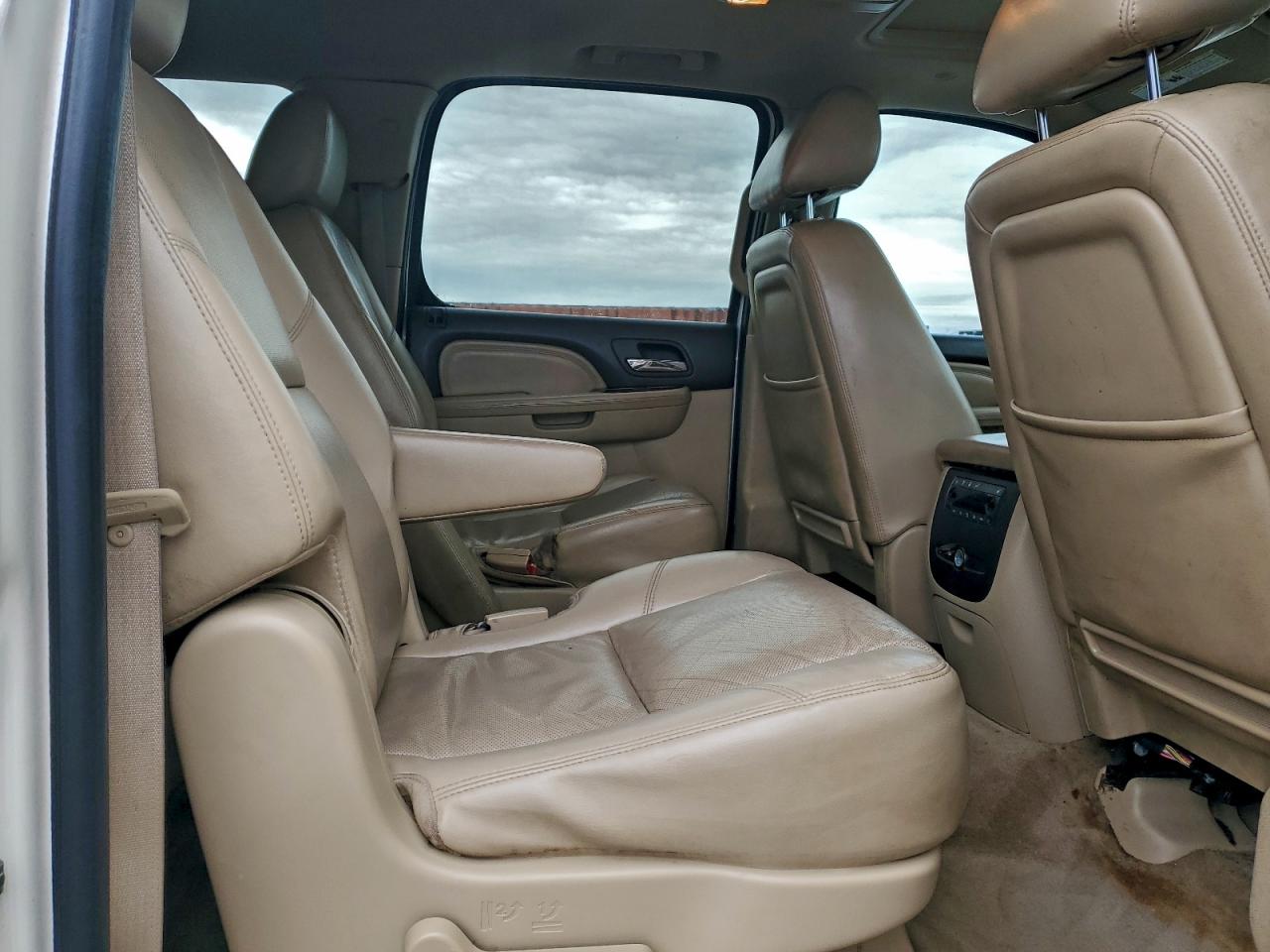 2011 GMC YUKON XL DENALI photo 11