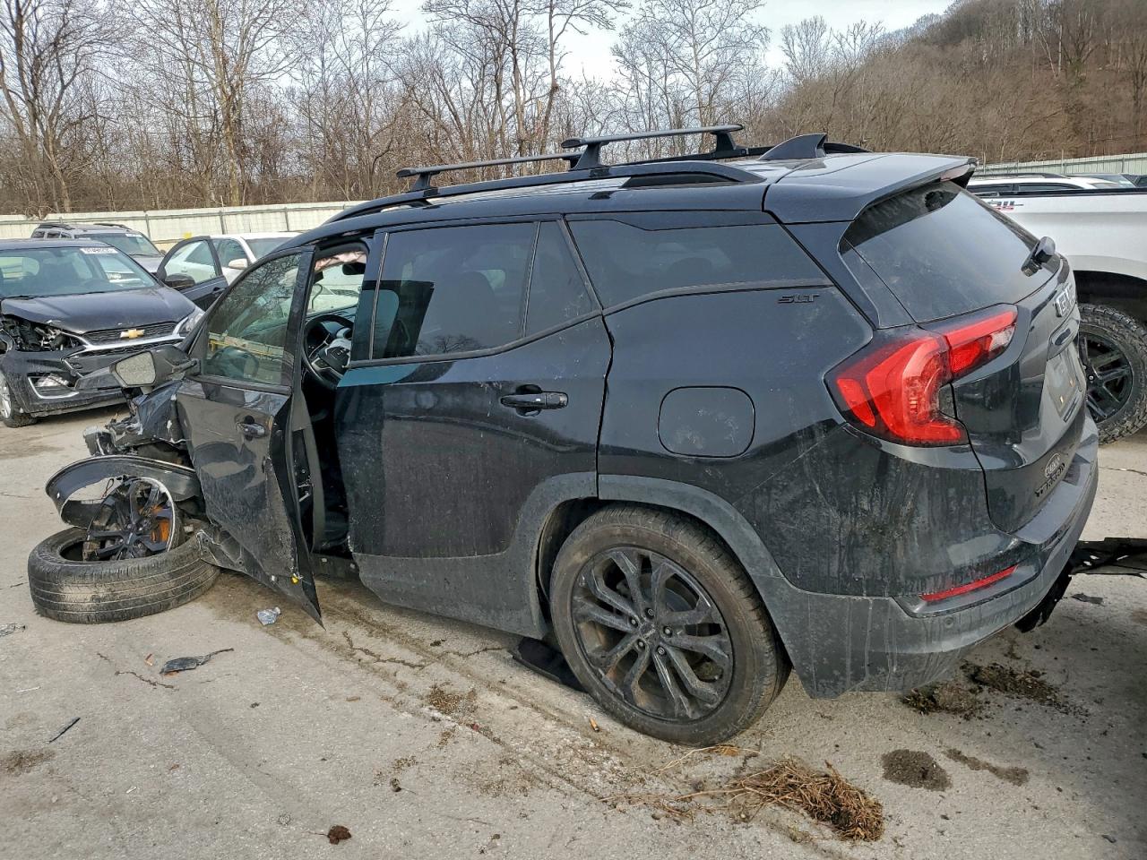 2019 GMC TERRAIN SLT photo 2