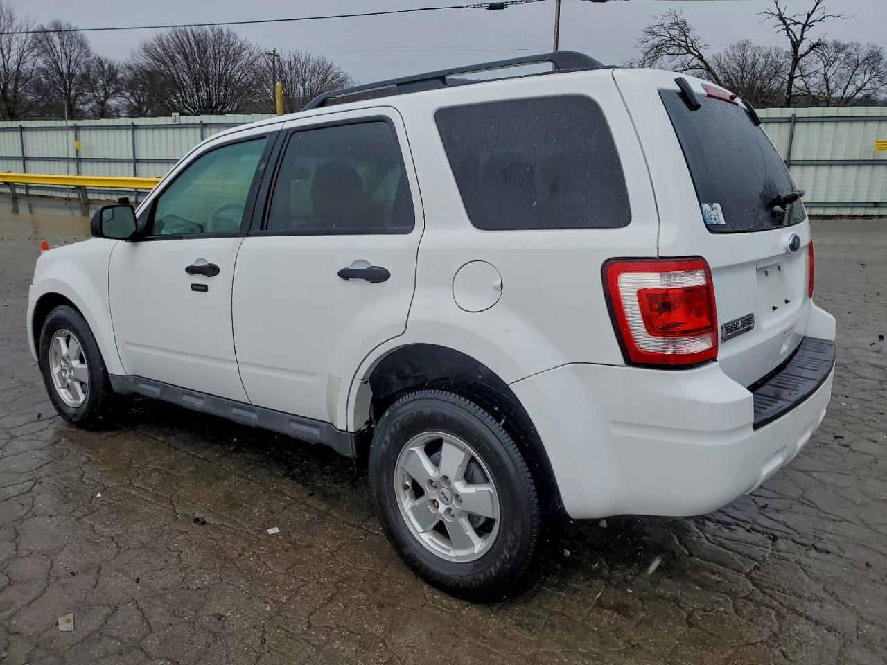 2011 FORD ESCAPE XLT photo 2