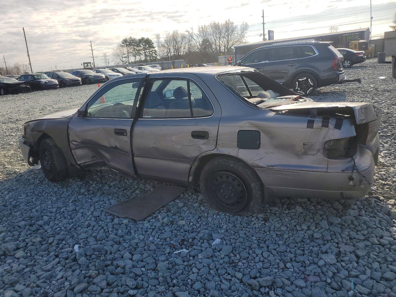 1996 TOYOTA CAMRY DX photo 2