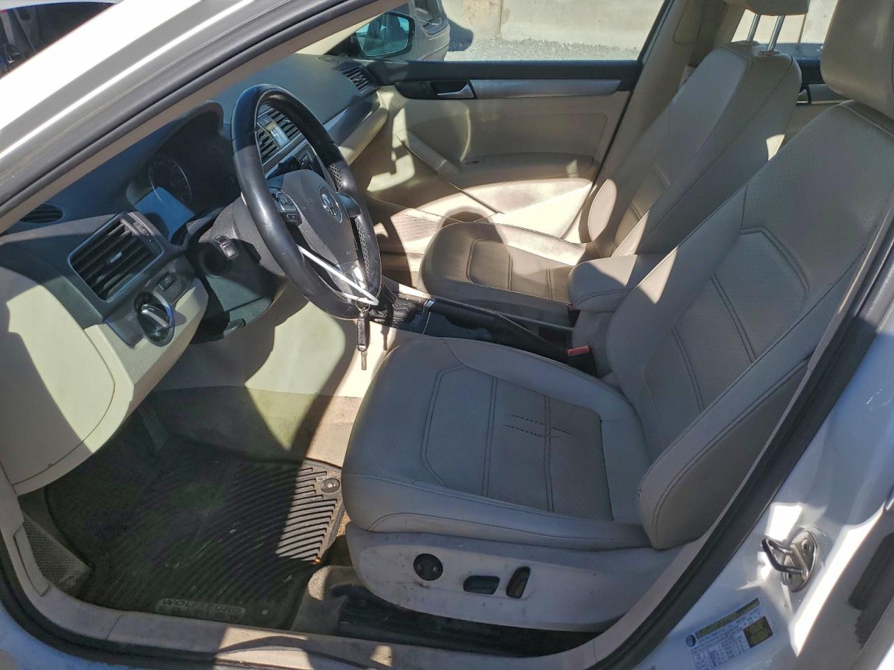 2014 VOLKSWAGEN PASSAT S photo 7