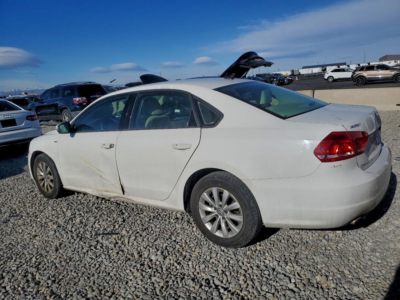 2014 VOLKSWAGEN PASSAT S photo 2
