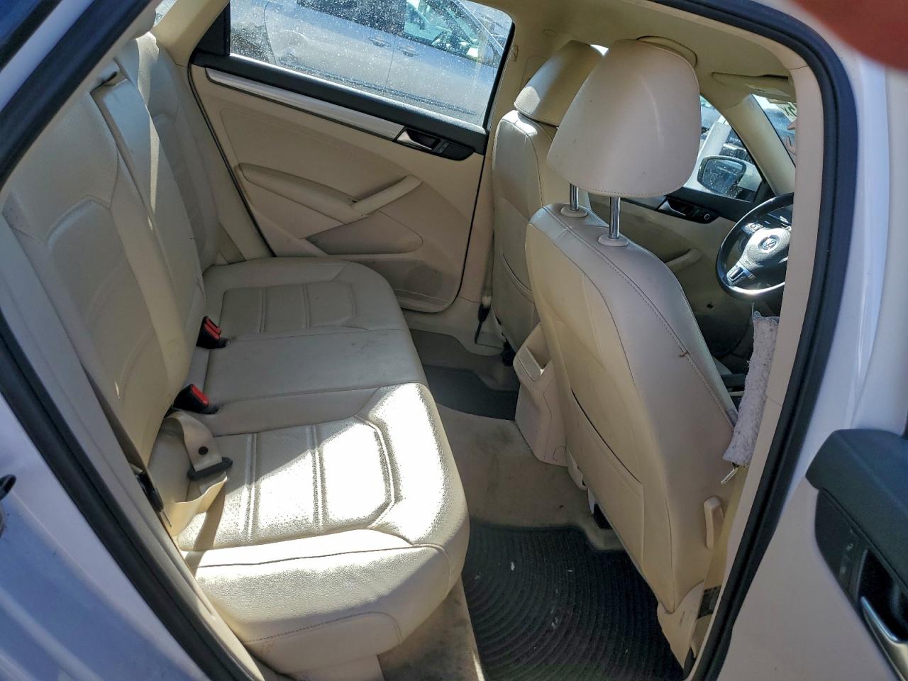 2014 VOLKSWAGEN PASSAT S photo 10