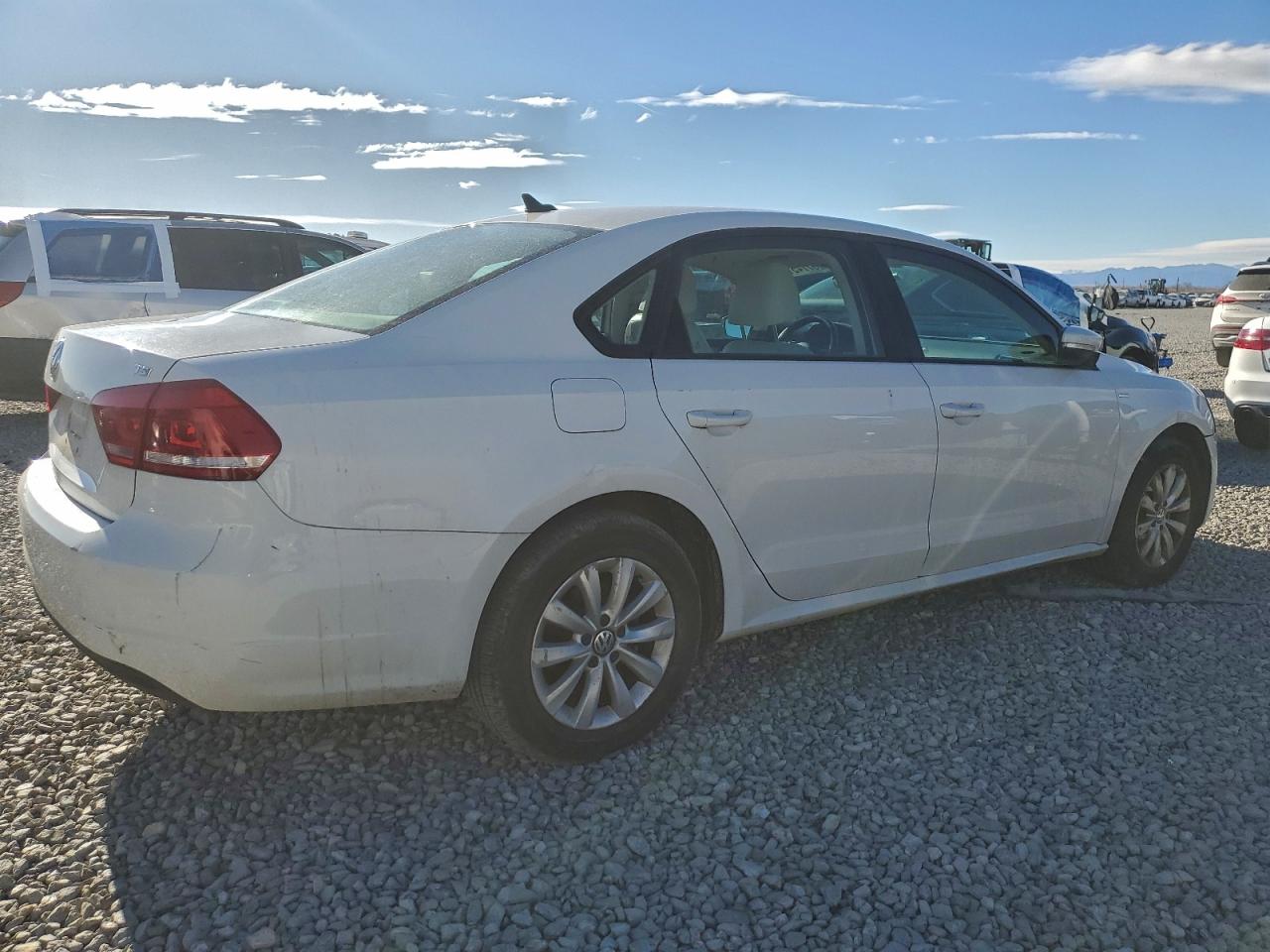 2014 VOLKSWAGEN PASSAT S photo 3