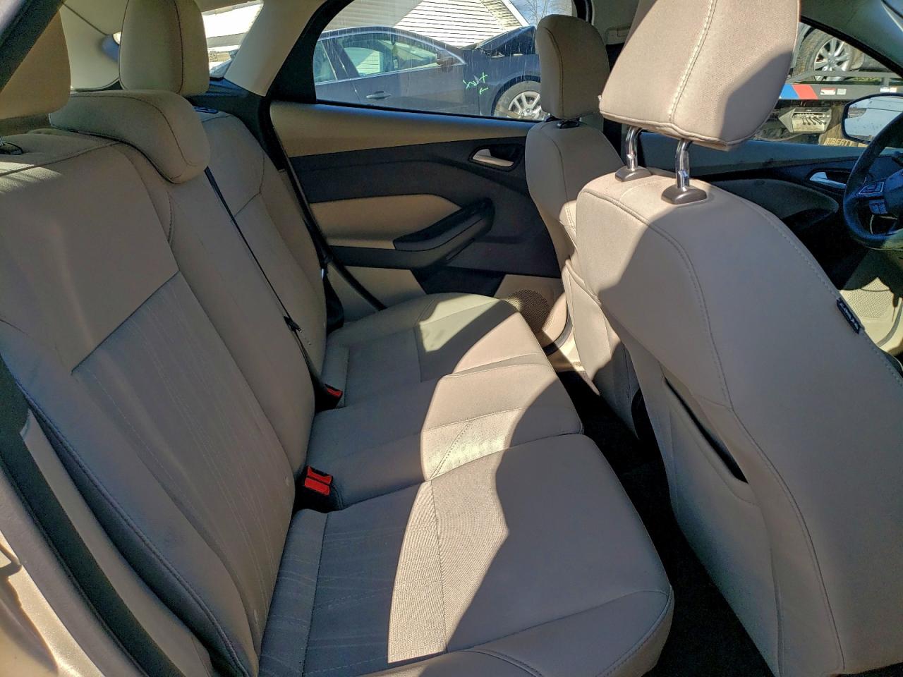 2017 FORD FOCUS SE photo 19