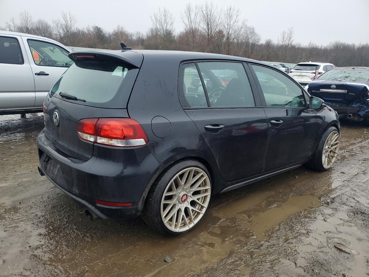 2013 VOLKSWAGEN GTI photo 3