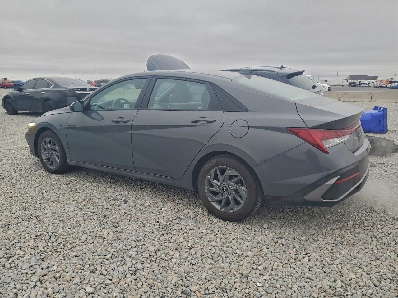 2024 HYUNDAI ELANTRA BLUE photo 3