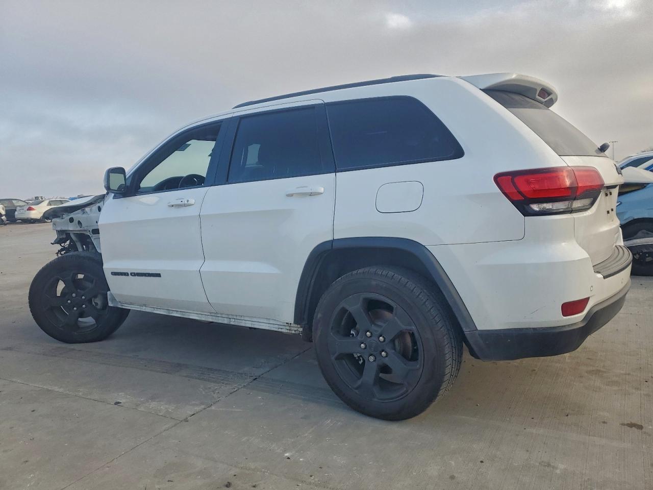 2020 JEEP GRAND CHEROKEE LAREDO photo 2