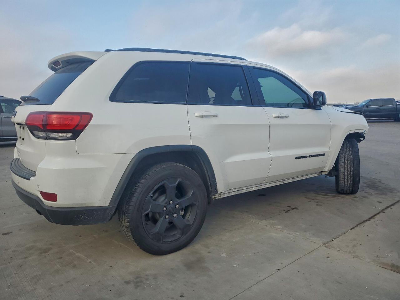 2020 JEEP GRAND CHEROKEE LAREDO photo 3