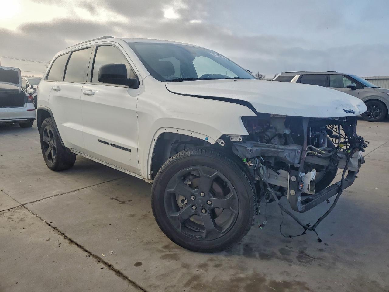 2020 JEEP GRAND CHEROKEE LAREDO photo 4