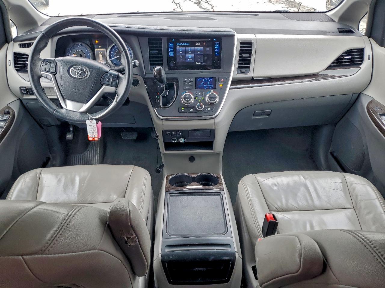 2016 TOYOTA SIENNA XLE photo 22
