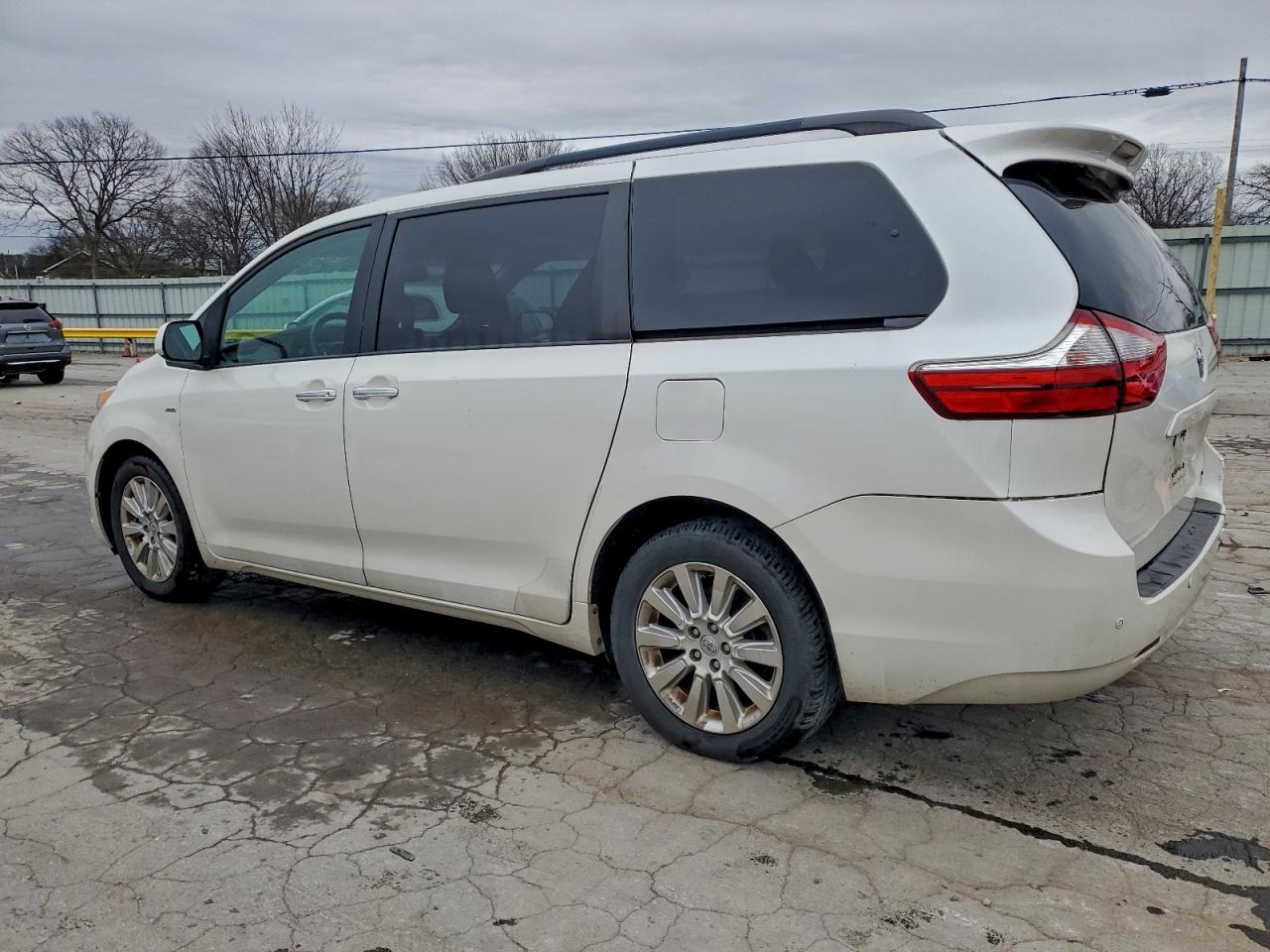 2016 TOYOTA SIENNA XLE photo 4