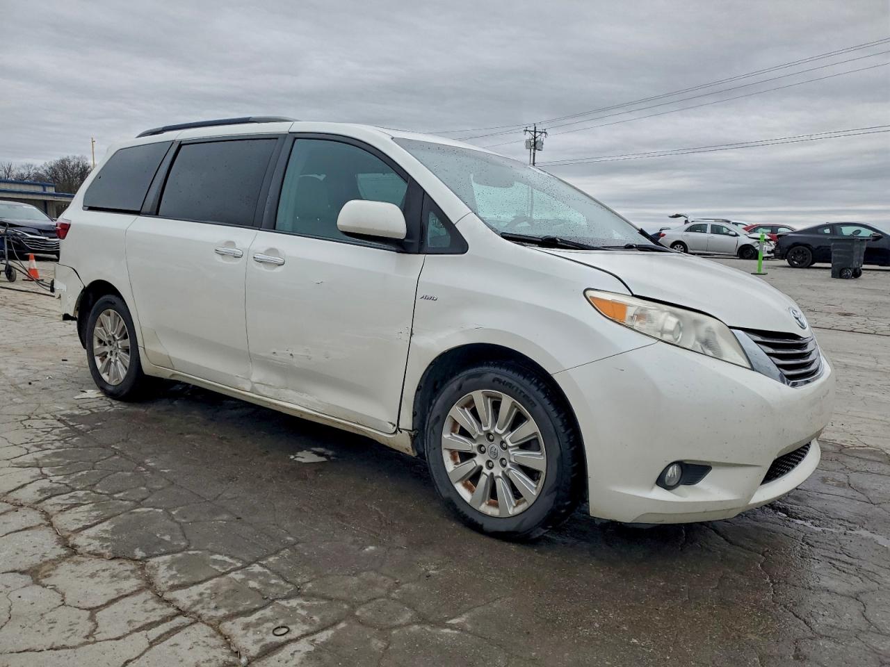 2016 TOYOTA SIENNA XLE photo 10