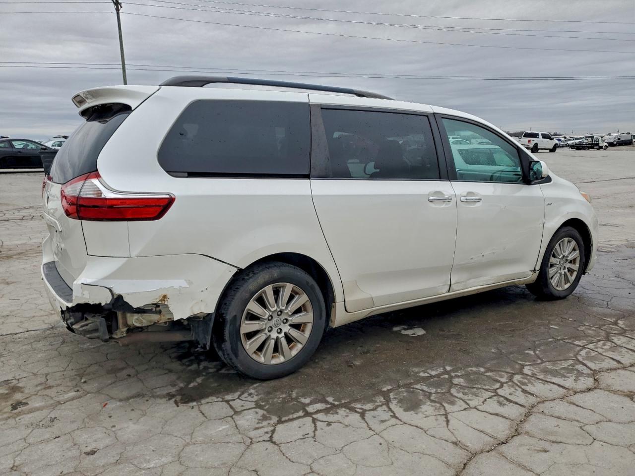 2016 TOYOTA SIENNA XLE photo 7