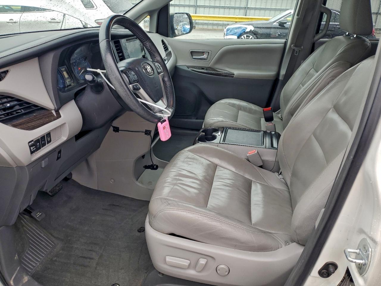 2016 TOYOTA SIENNA XLE photo 19