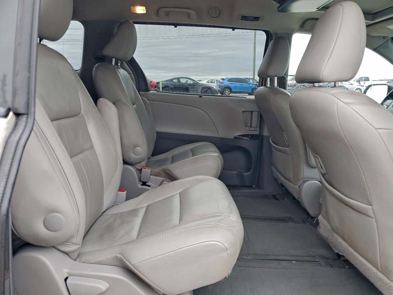 2016 TOYOTA SIENNA XLE photo 31