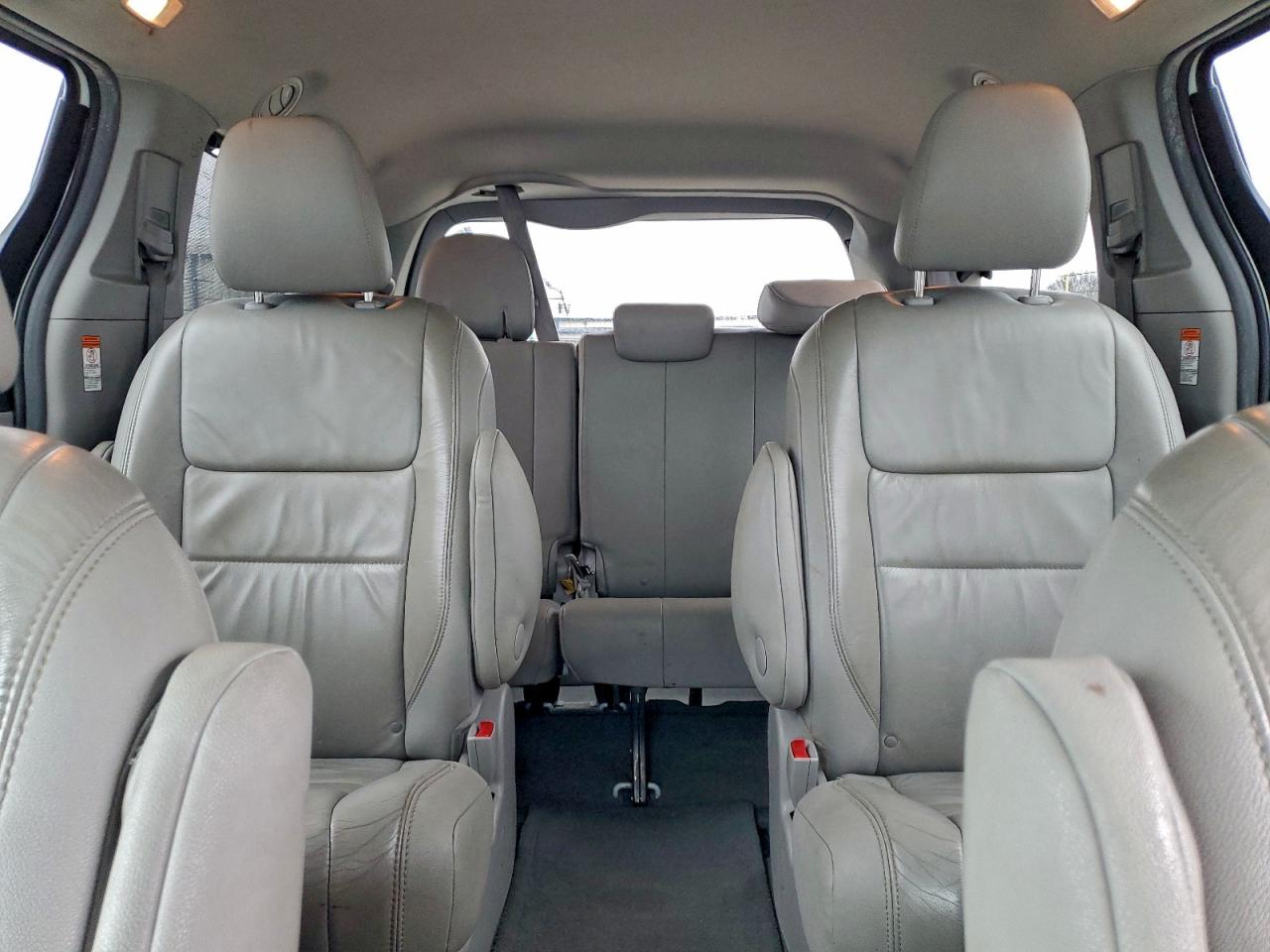 2016 TOYOTA SIENNA XLE photo 28