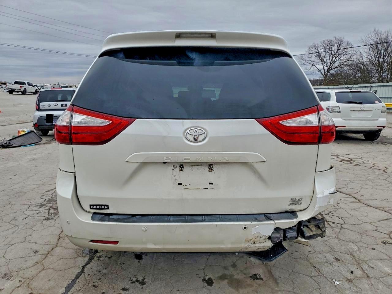 2016 TOYOTA SIENNA XLE photo 16