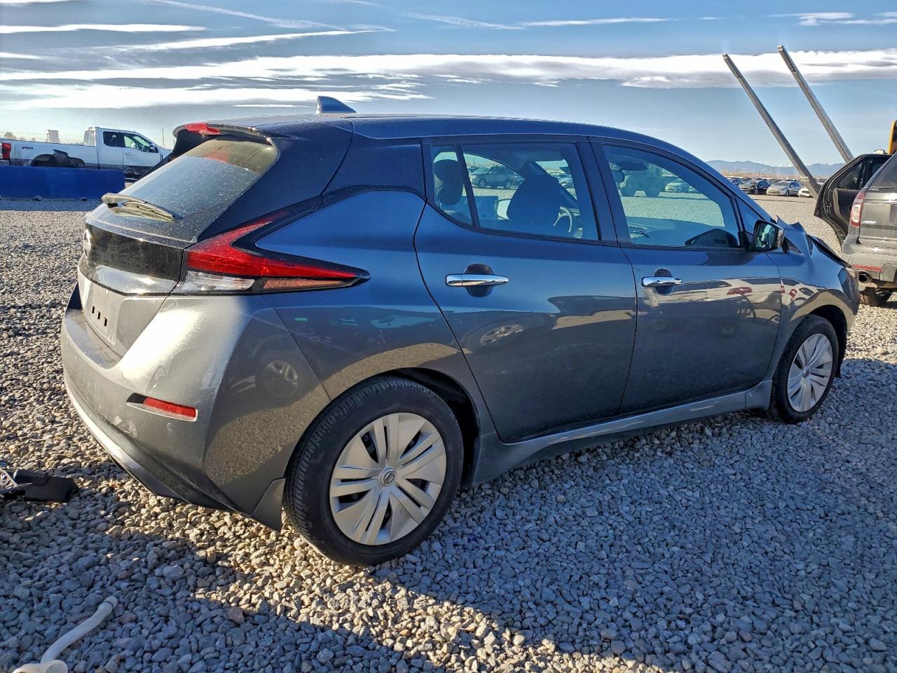 2025 NISSAN LEAF S photo 3
