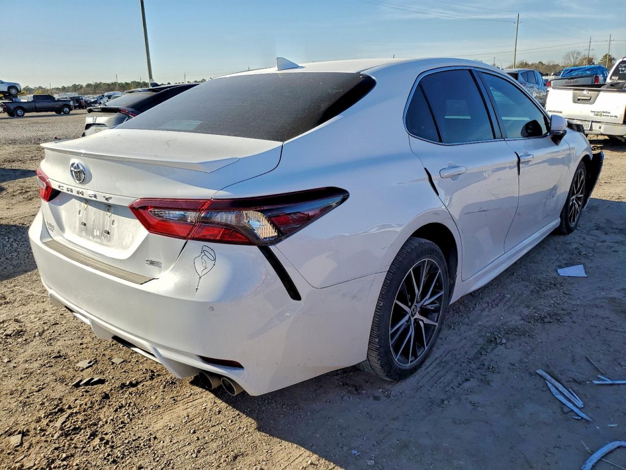 2022 TOYOTA CAMRY SE photo 3