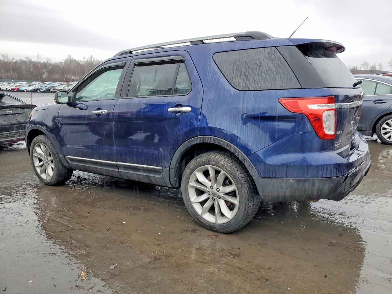 2011 FORD EXPLORER XLT photo 3