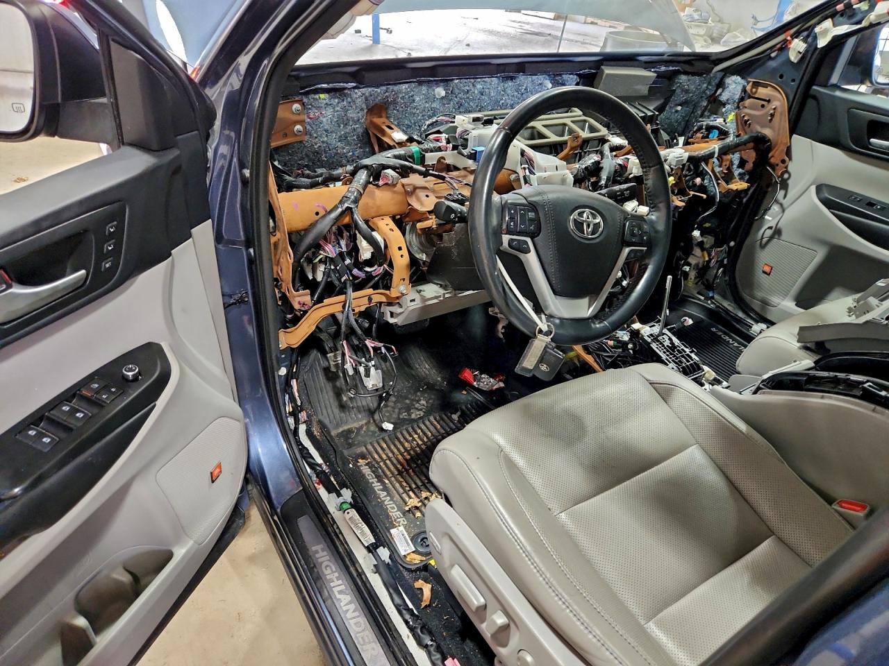 2019 TOYOTA HIGHLANDER LIMITED photo 22