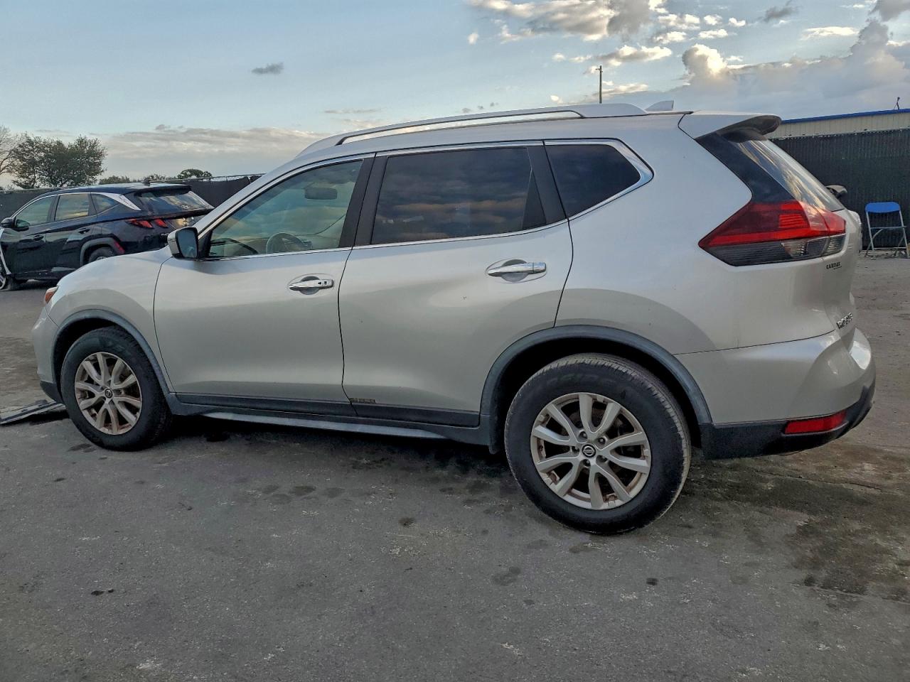 2018 NISSAN ROGUE S photo 2