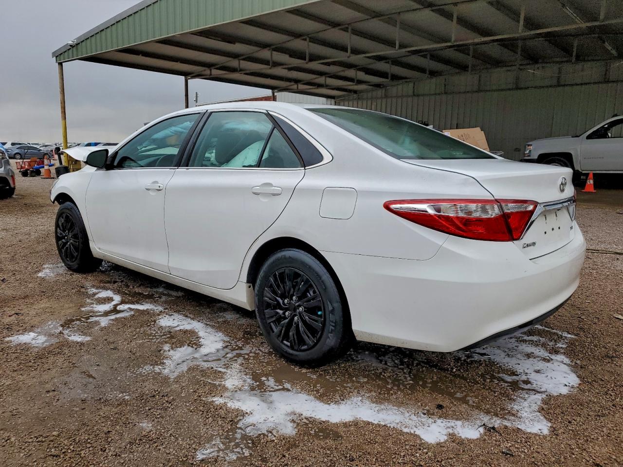 2015 TOYOTA CAMRY LE photo 2