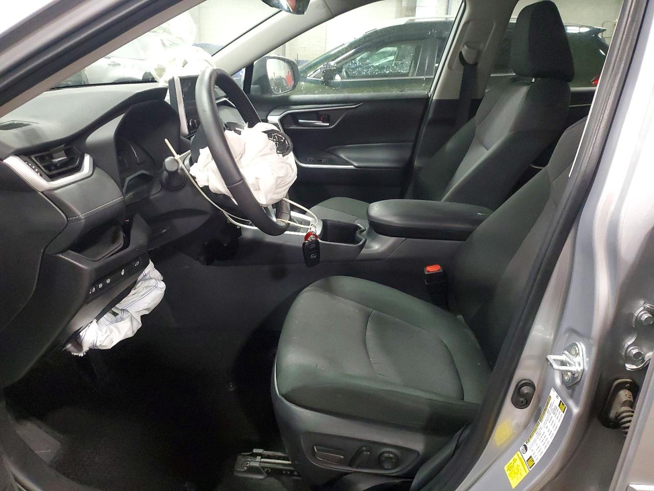 2024 TOYOTA RAV4 XLE photo 7