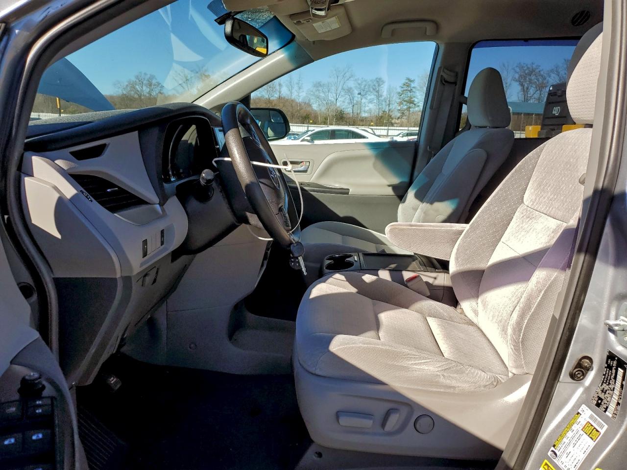 2015 TOYOTA SIENNA photo 7