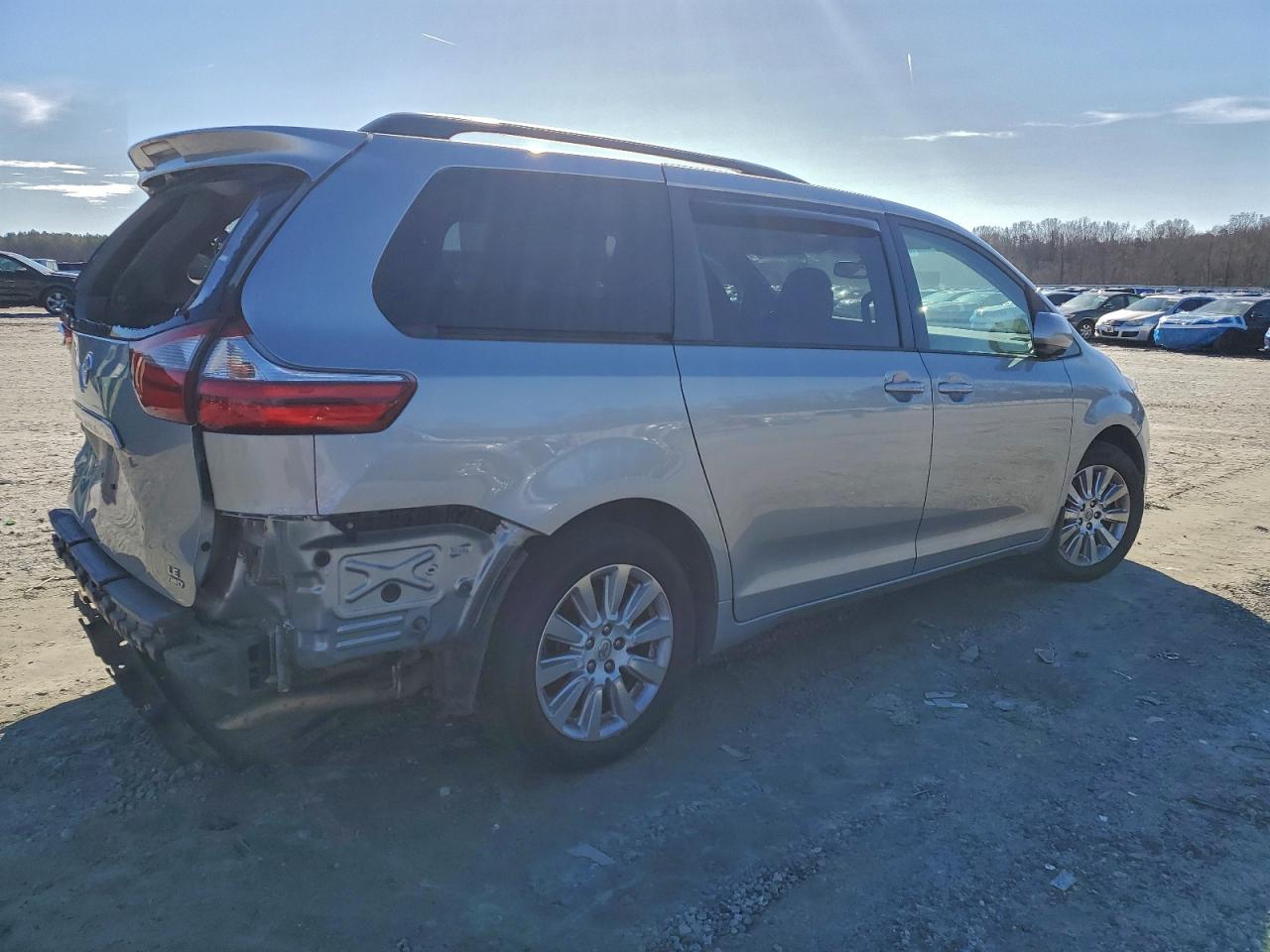 2015 TOYOTA SIENNA photo 3