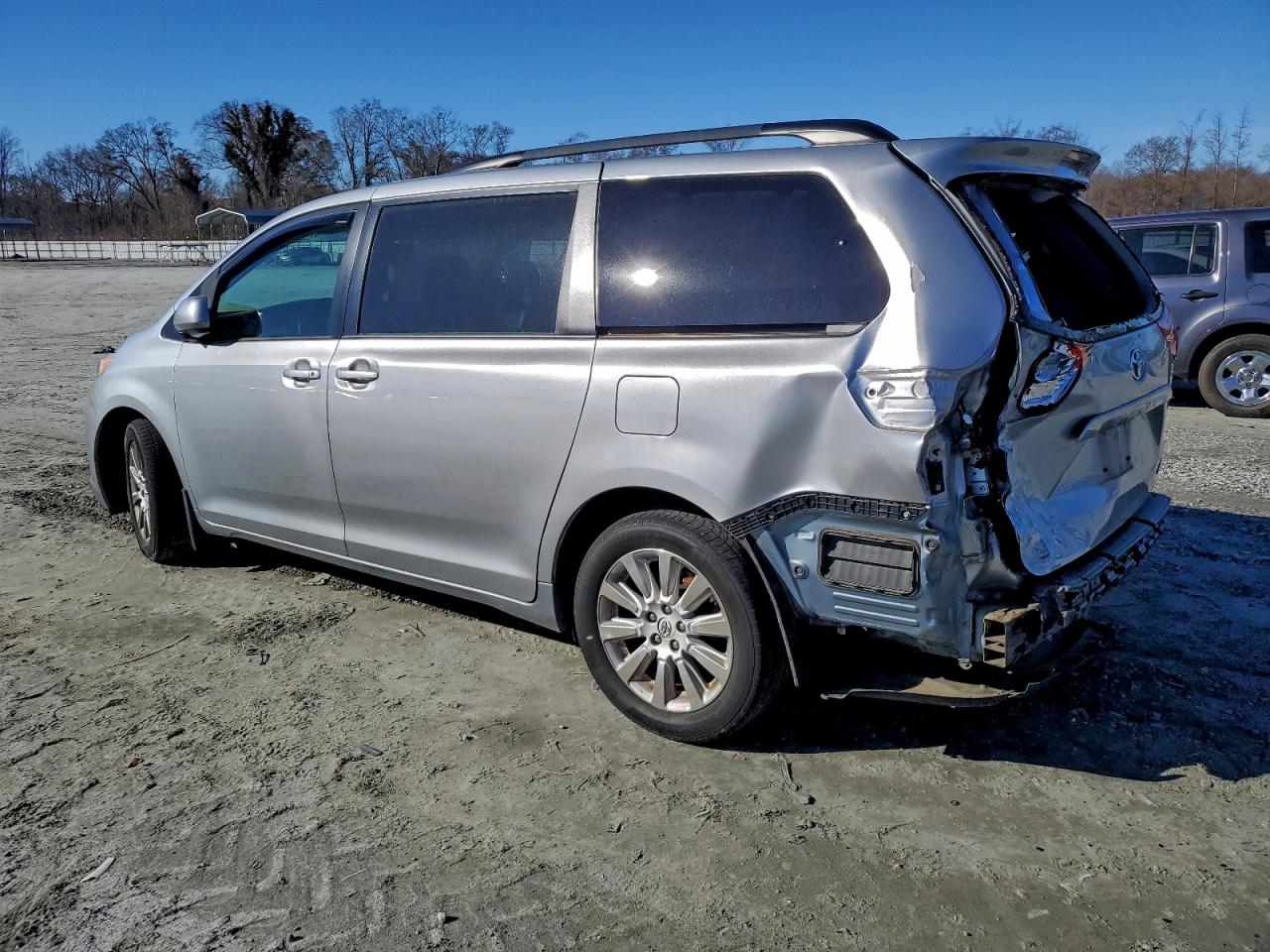 2015 TOYOTA SIENNA photo 2