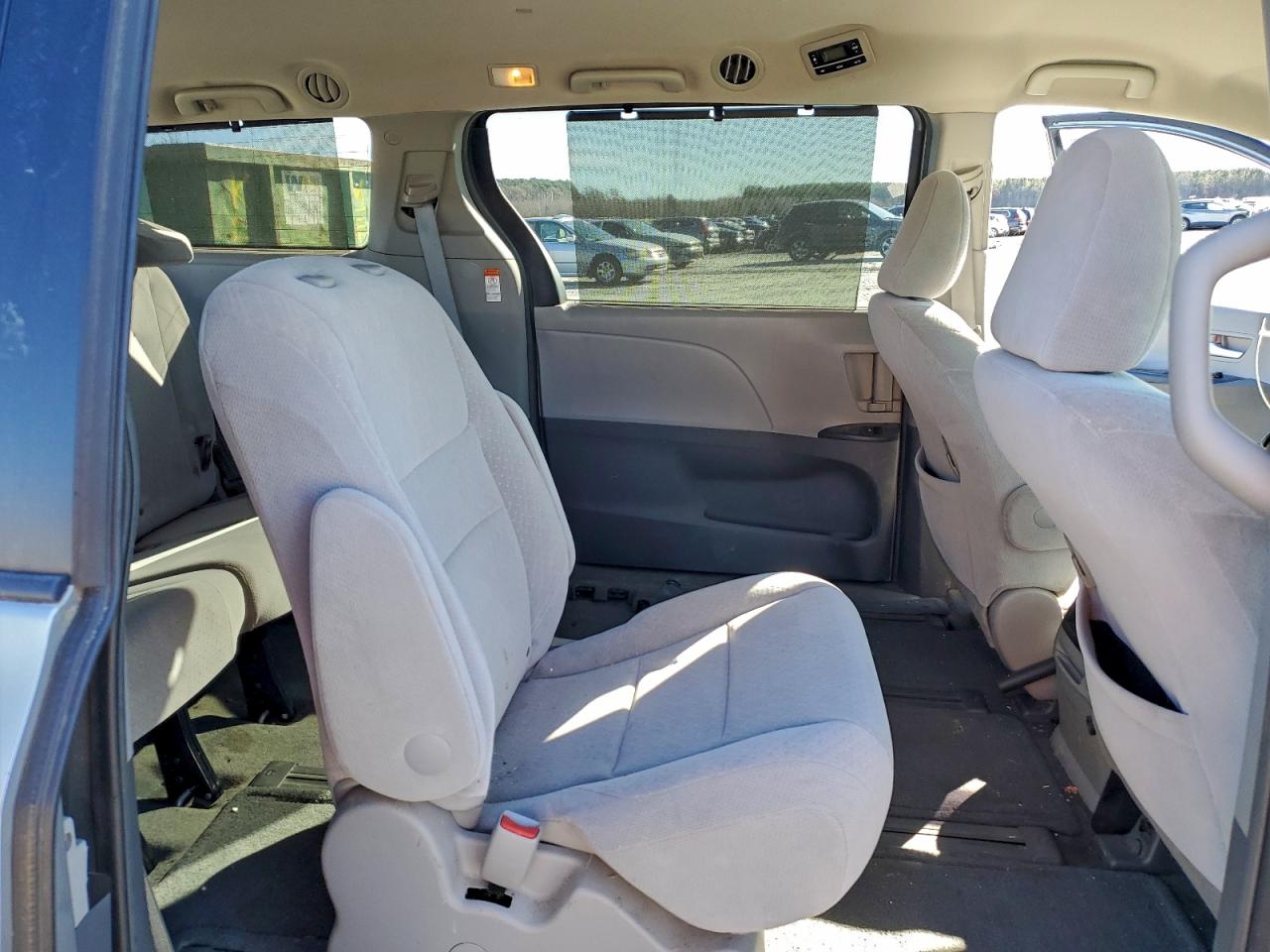2015 TOYOTA SIENNA photo 11