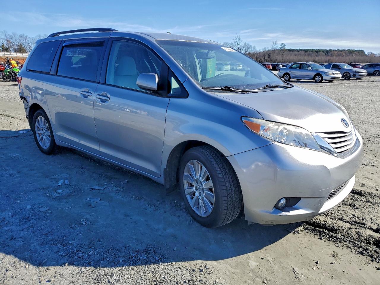 2015 TOYOTA SIENNA photo 4