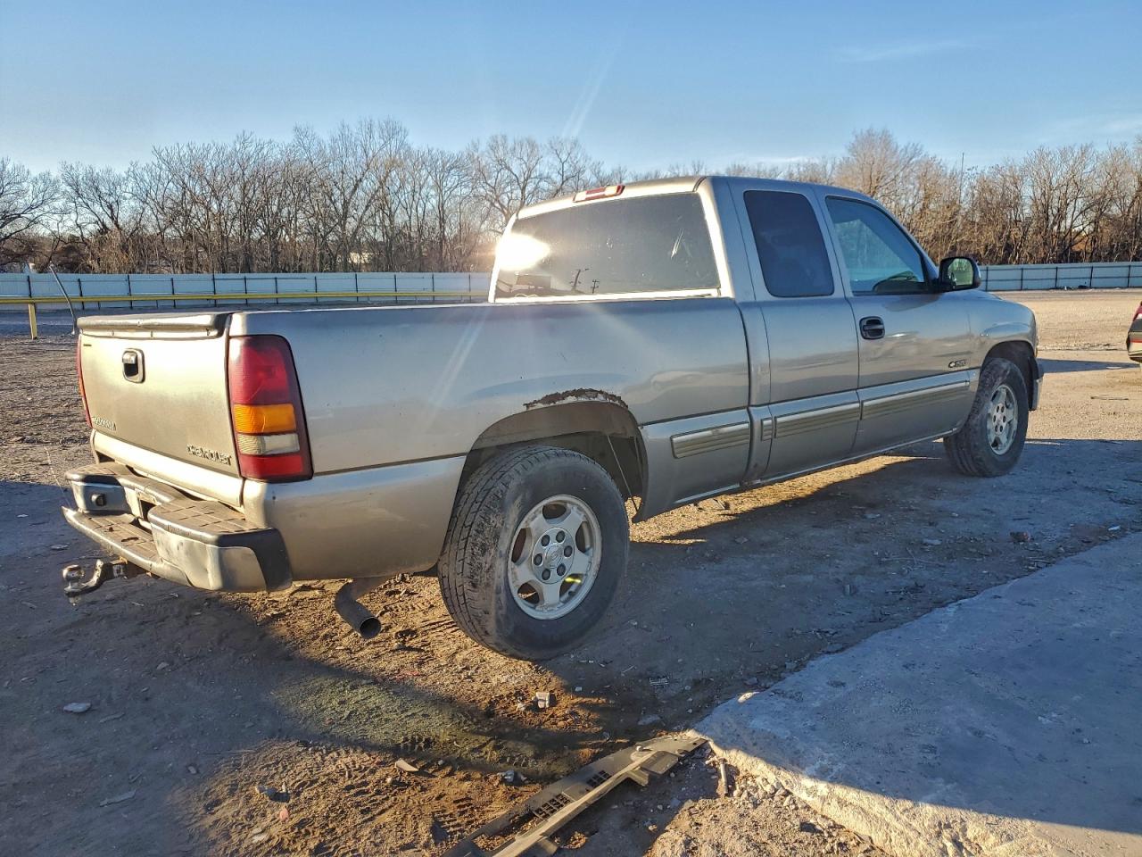2002 CHEVROLET SILVERADO C1500 photo 3