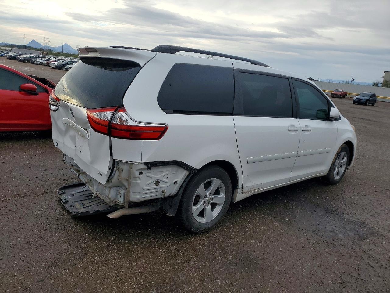 2015 TOYOTA SIENNA photo 3