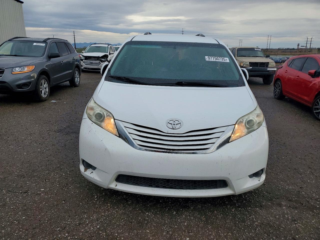 2015 TOYOTA SIENNA photo 5