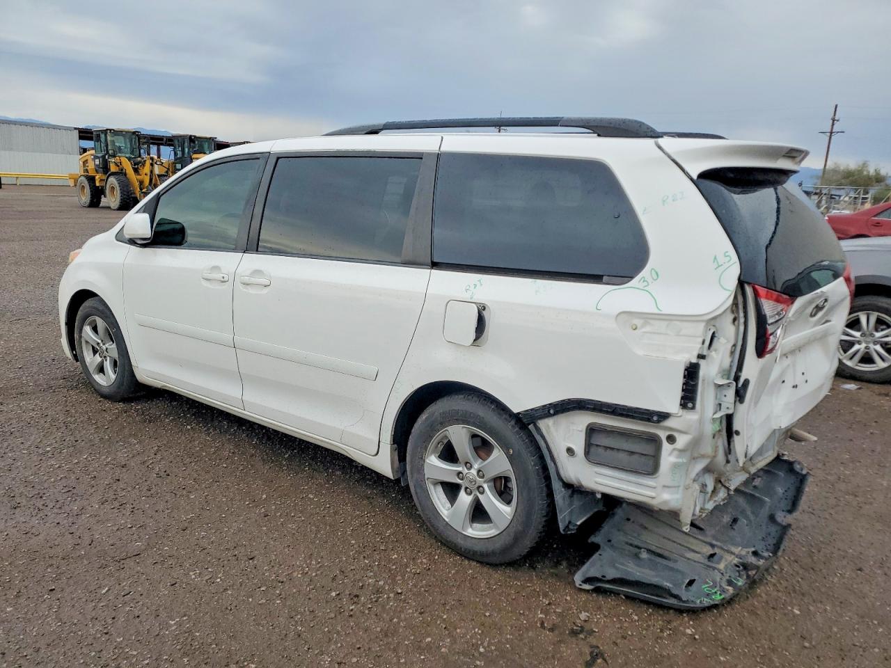 2015 TOYOTA SIENNA photo 2