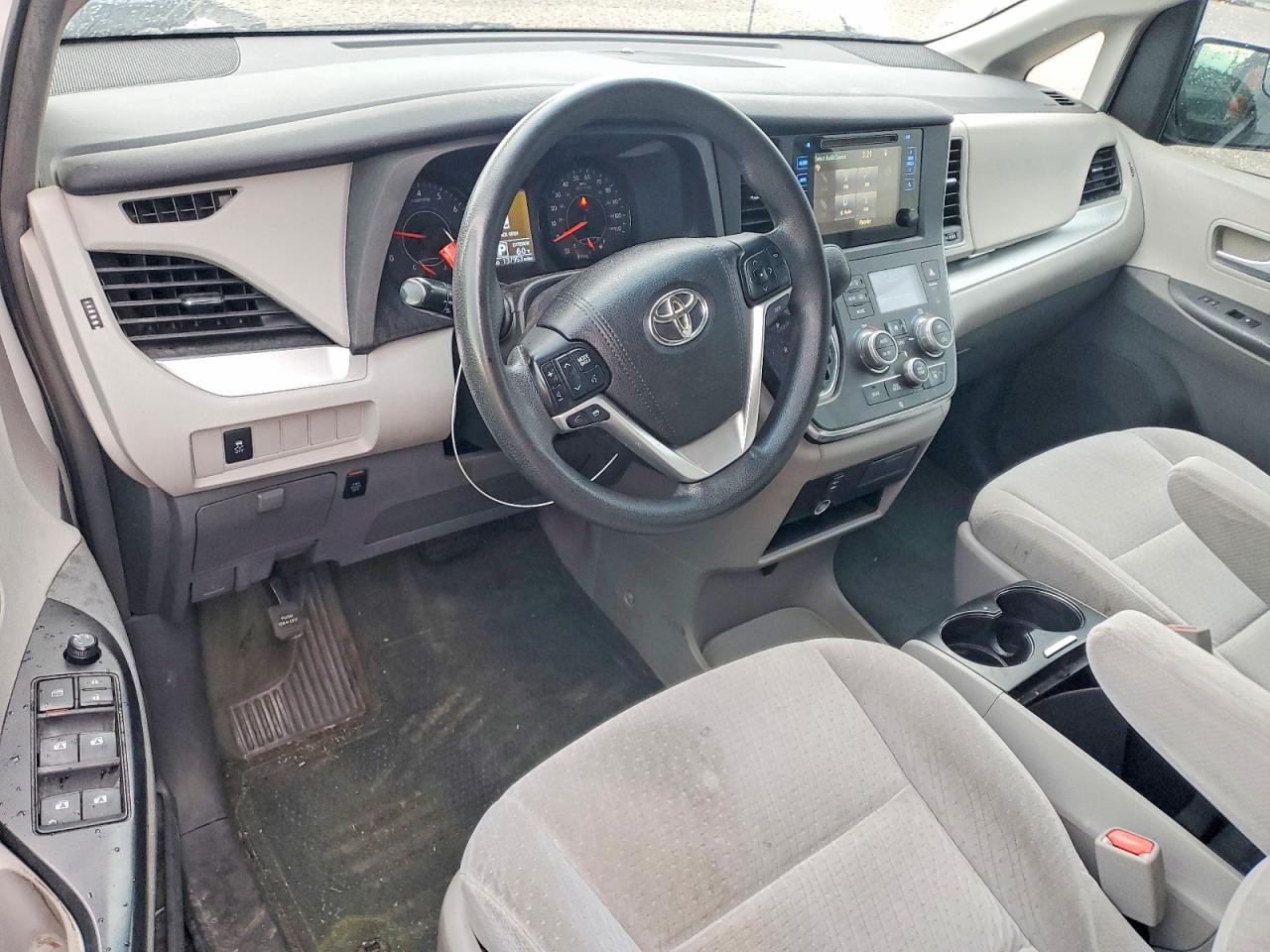 2015 TOYOTA SIENNA photo 8