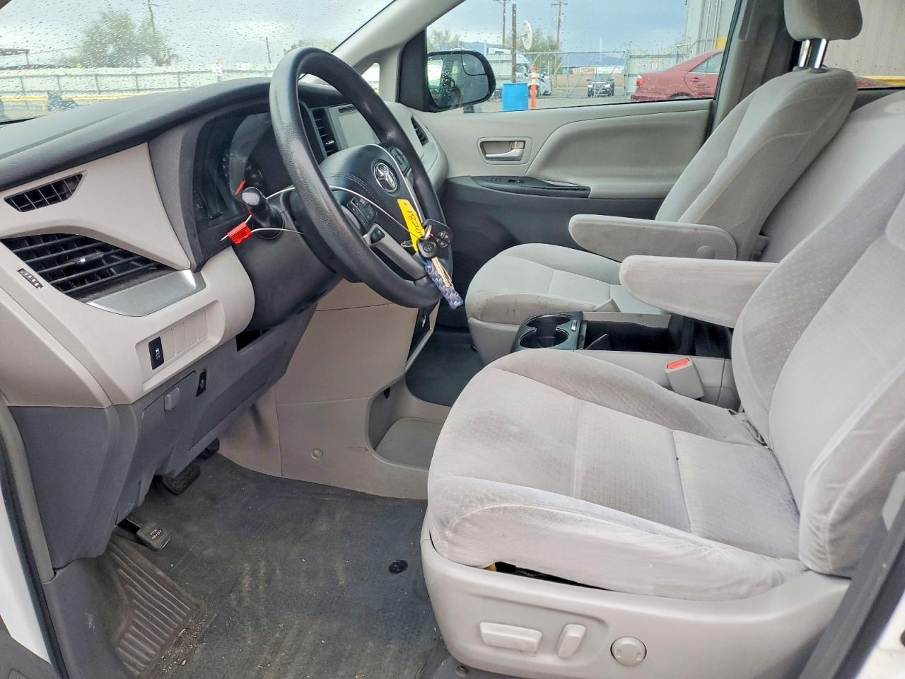 2015 TOYOTA SIENNA photo 7