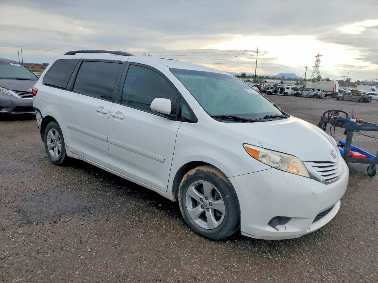 2015 TOYOTA SIENNA photo 4