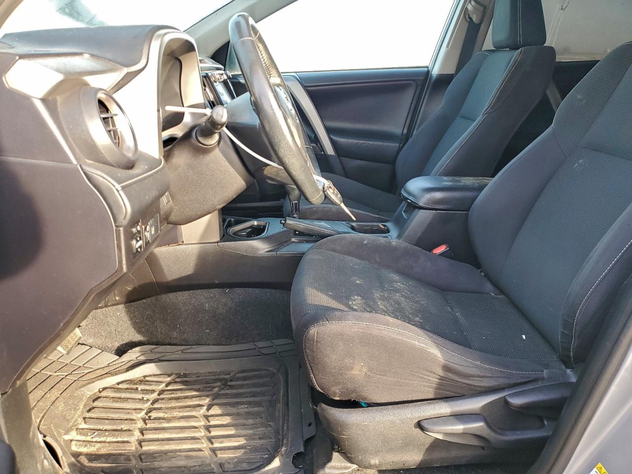 2017 TOYOTA RAV4 XLE photo 7