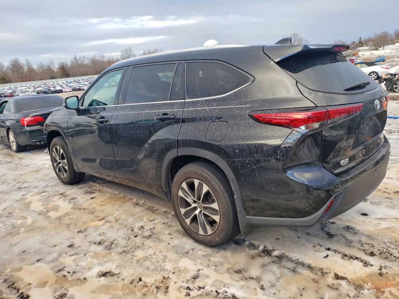 2022 TOYOTA HIGHLANDER XLE photo 2