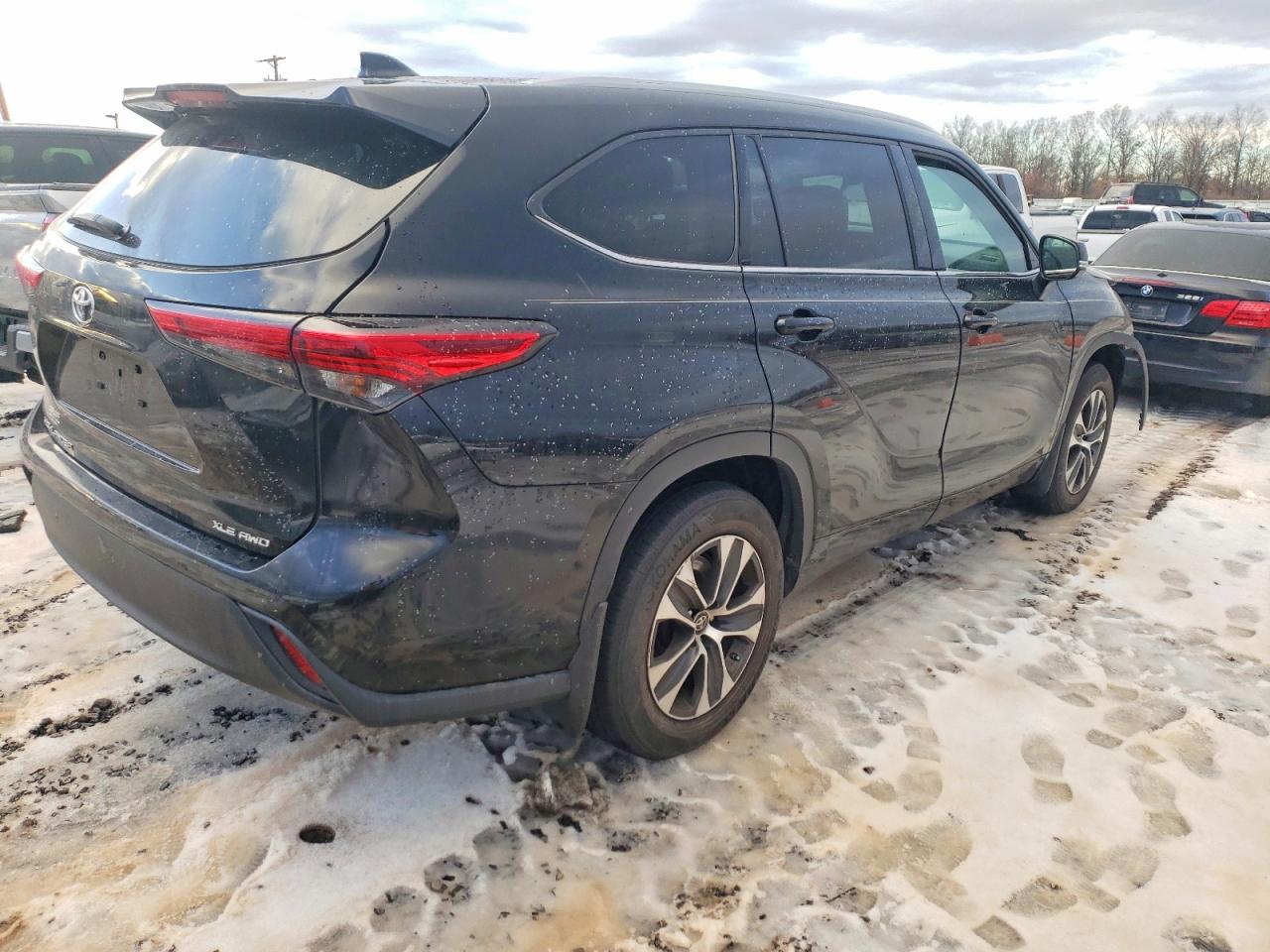 2022 TOYOTA HIGHLANDER XLE photo 3