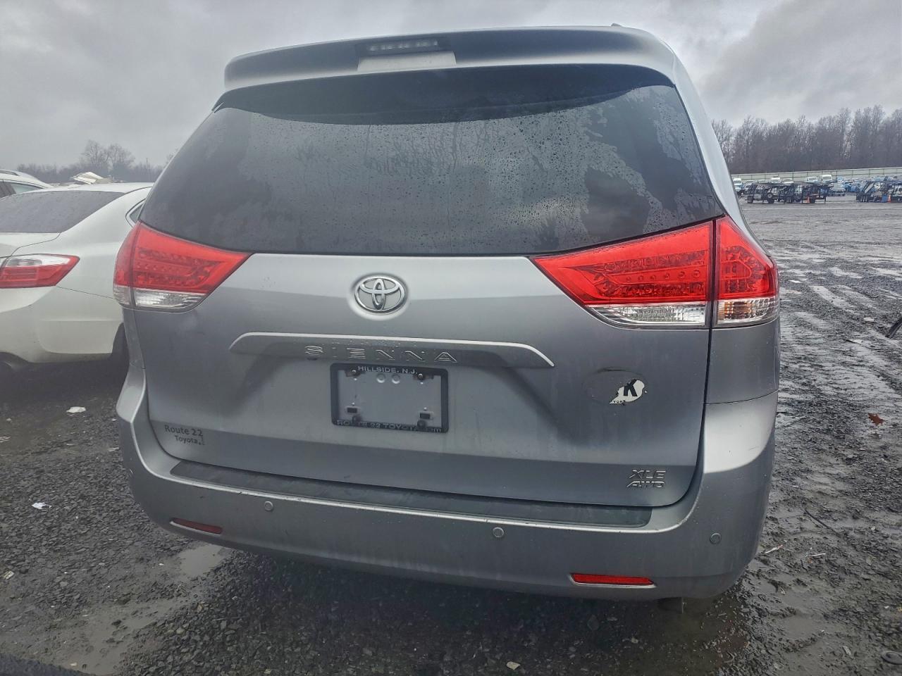 2013 TOYOTA SIENNA XLE photo 6
