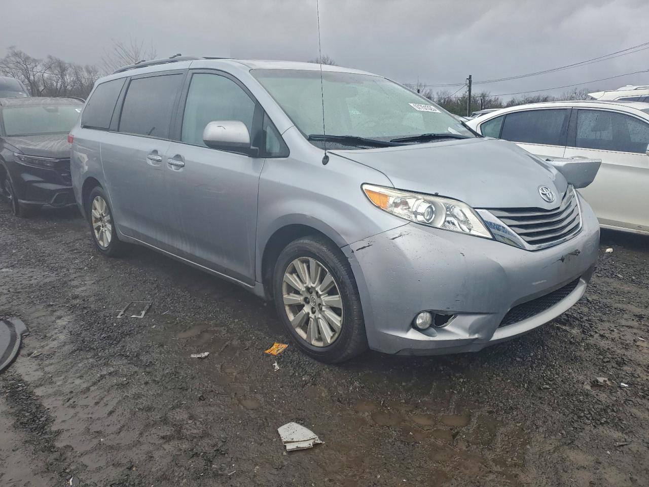 2013 TOYOTA SIENNA XLE photo 4