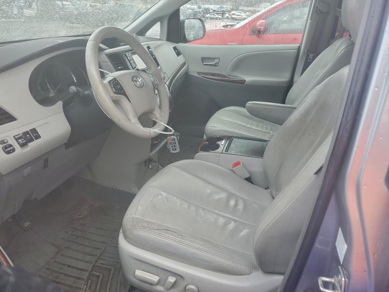 2013 TOYOTA SIENNA XLE photo 7